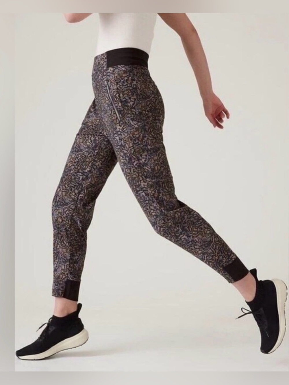 Athleta Trekkie North Printed Jogger Pant Kinetic Abstract